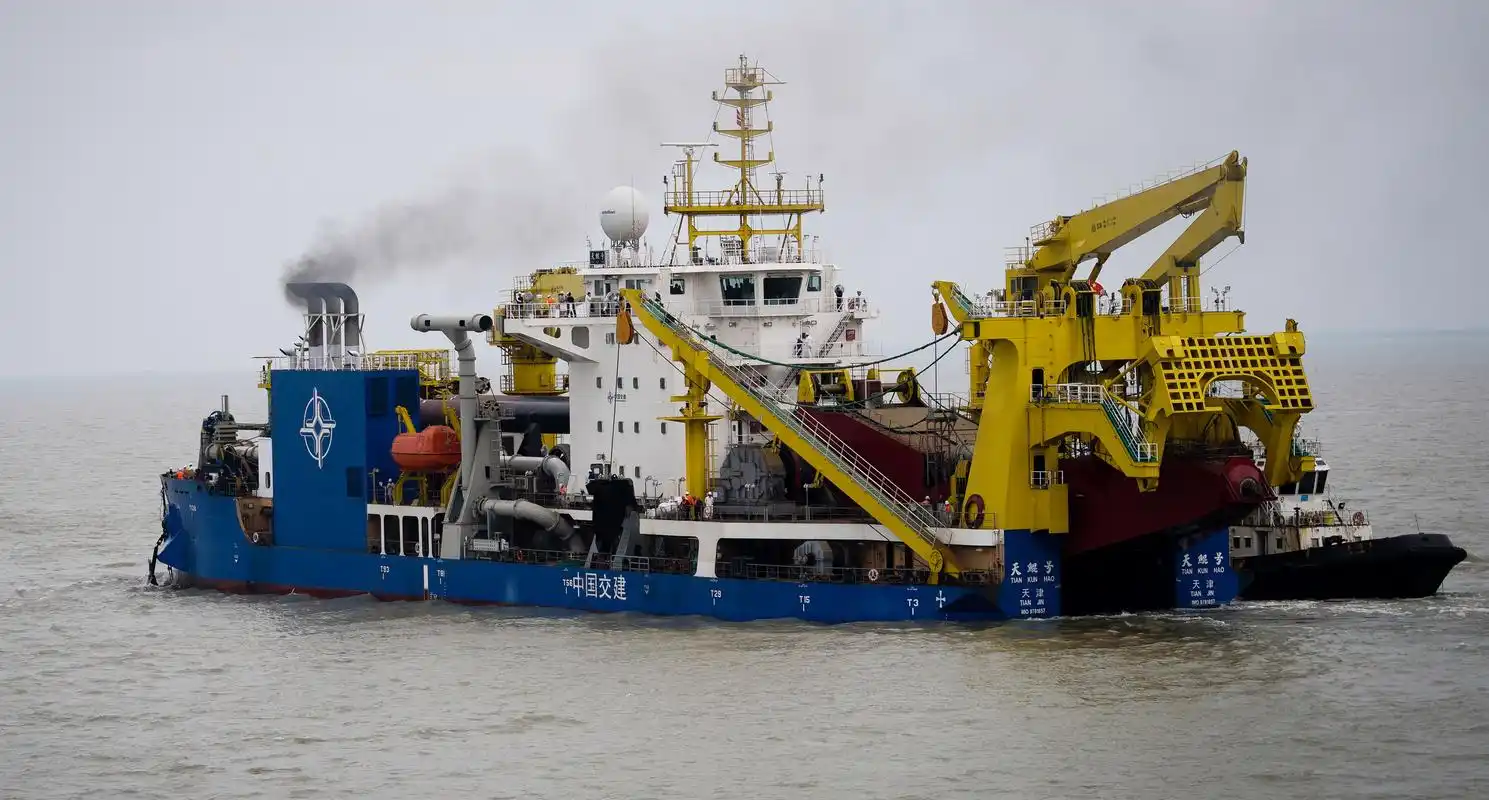 中国自主设计建造重型挖泥船"天鲲号"出港海试(7)