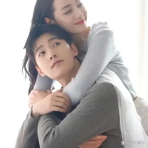 杨洋与迪丽热巴在2022年网络电视颁奖礼上再次合作演出《烟花》《你是