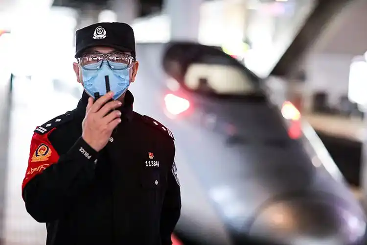 2月18日,贵阳铁路公安处贵阳北车站派出所民警在车站内巡查.