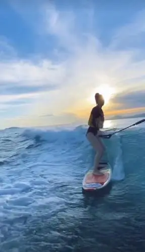 baby穿性感泳衣冲浪,姿势潇洒动作自如,大长腿很吸睛