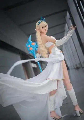 腐团儿cos英雄联盟经典角色风女,高度还原,粉丝们:快来辅助我