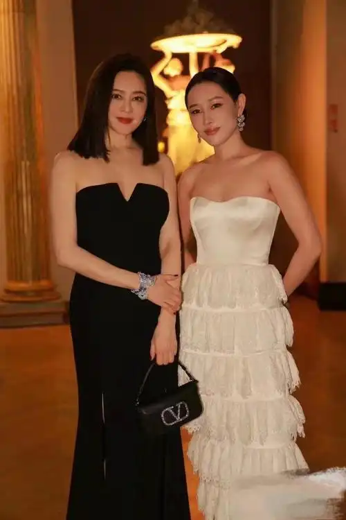 关之琳杭州出席,枚色长裙不减当年风采,60的年龄40岁的容貌