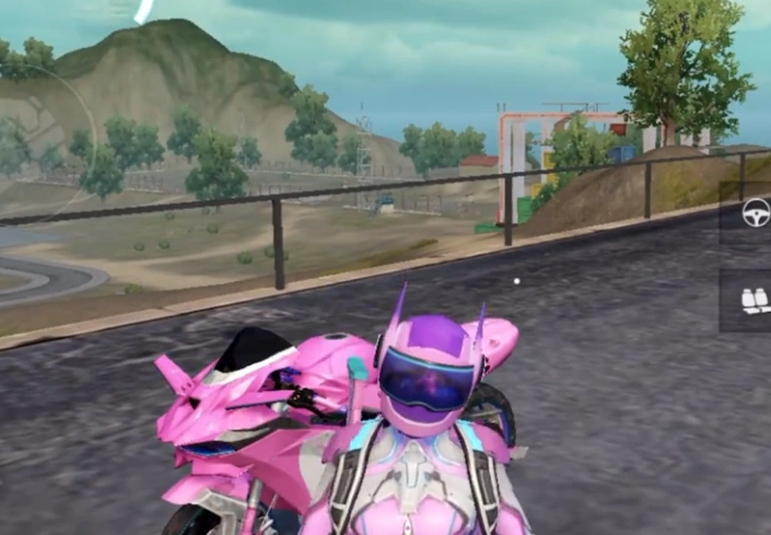 老玩家都知道火箭少女101,第1次联动皮肤是在2018年8月份刺激战场之中