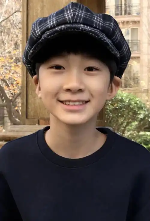 张亮儿子天天太帅气,13岁已经有帅哥模样,穿西装像小大人