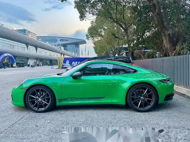 2024赛季保时捷亚洲卡雷拉杯官试日围场,一辆漂亮的巨蟒绿911 carrera