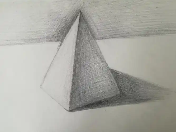 进入素描所学的第三个石膏单体——四棱锥体,效果很好!