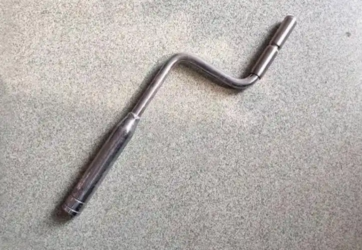 摇把钥匙,说起来好笑,那就是个摇把,就像现在的一些拖拉机或者是电锯