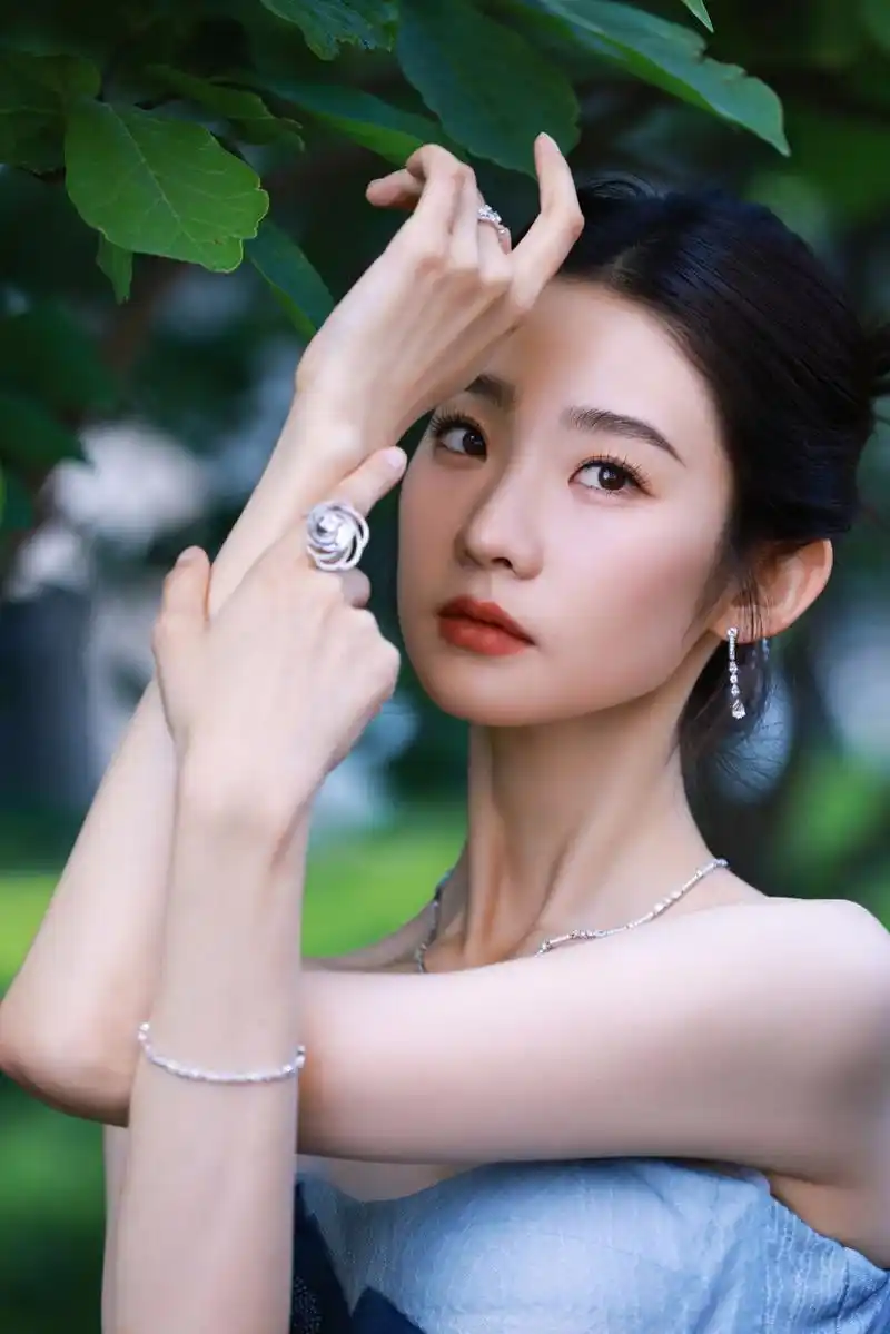 张艺凡 怡然自在,描绘不凡诗意, 张艺凡蓝色抹胸长裙造型, 肩颈线条