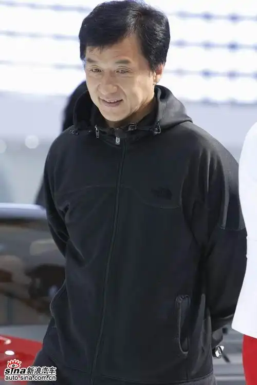 成龙力挺三菱 展台再现大哥风范