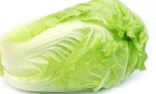 食材:大白菜一棵净重约二斤,梨,苹果,蒜,姜,盐,味精