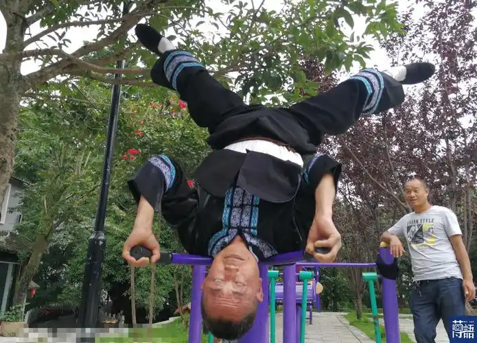 六旬老大爷玩花式双杠:倒立,仰卧起坐,网友直呼太帅了