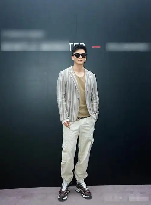 李晨暴瘦后穿一身休闲西装亮相,看着比20岁小伙还精神