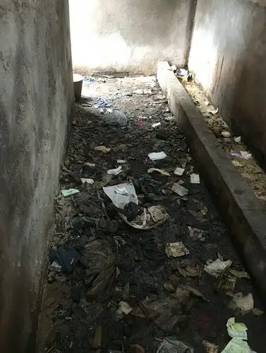 东安县石期市镇没有一座干净的公厕