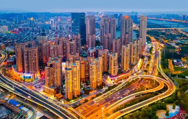 泉州,位于福建省东南沿海,是一个充满活力的现代城市,是中国"土豪"