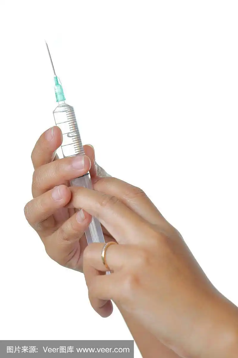 护士手持注射器,在白色背景下隔离