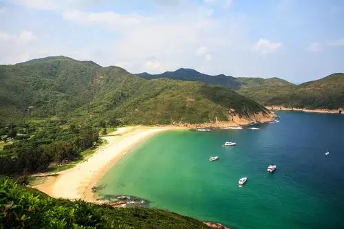 浪茄湾 br /> 阳光下的沙滩,浪茄不愧为香港十大自然胜景之一