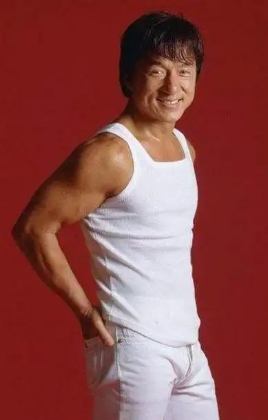 讲道理成龙的胸腹肌远没有国外影星(例如施瓦辛格)那样夸张,但是他的