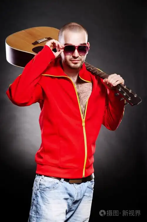 有吸引力的年轻吉他手