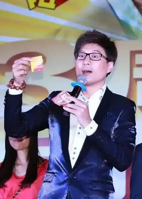 广东台主持人陈维聪的全家福,和妻子姚姗一别八年,如今女儿28岁_姚珊_