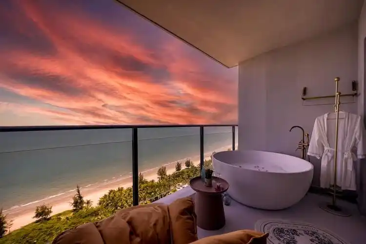 在三亚找一家海景民宿出门就能玩海