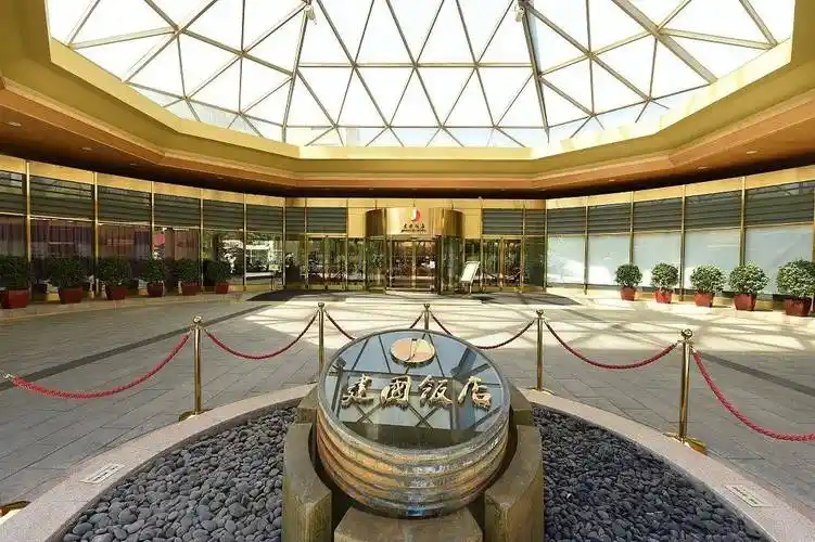 北京建国饭店在1982那年建成开业后,生意兴隆,仅用了四年多时间就连本