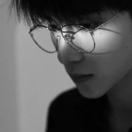 简单耐看的黑白稳重西装男生头像