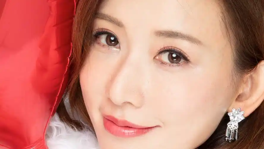 林志玲棚拍原生raw无损原图 高清cr2修图练习素材 白色貂绒黑裤子