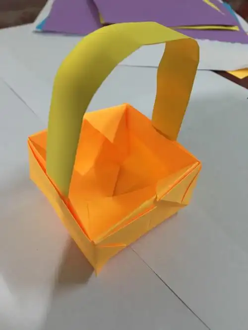 将篮环装上,花篮就制作完成啦!