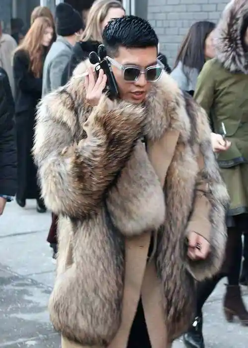 他们更喜欢皮草,绒皮,兽皮等,比如像很多皇上的虎皮座,虎皮大衣,女子