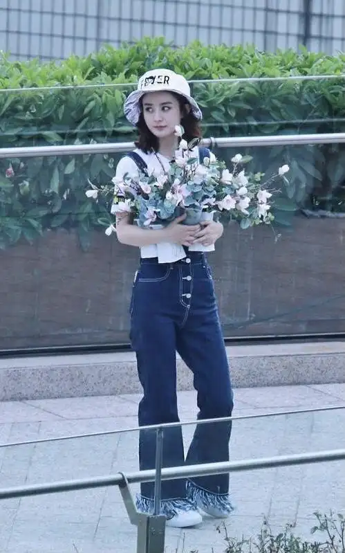 赵丽颖带火了一种时尚叫背带裤小红帽年龄都被藏起来