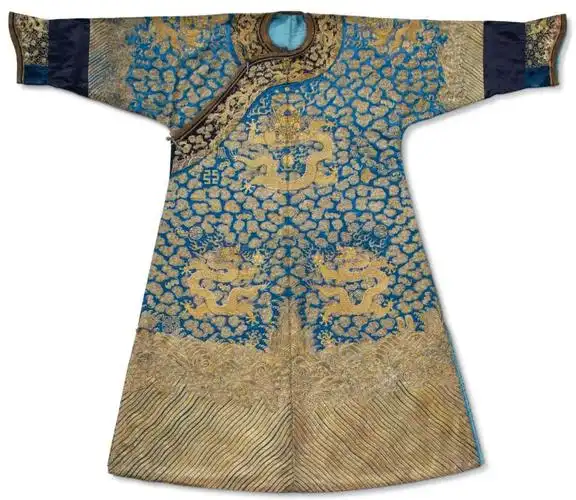 拍品编号929清嘉庆御制蓝地绣金银龙袍长 146 cm.