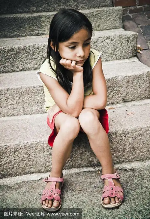悲伤的小女孩,孤独的童年