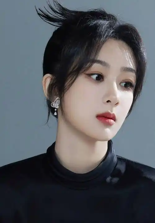 杨紫上次活动的美照,身穿镂空黑裙大秀身材,甜美又辣辣的造型_魅力