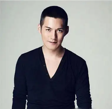 这款圆寸发型也很不错哦,颊光的设计会更显清爽干净感,而头顶细碎的