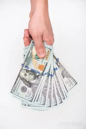 手里拿着我们美元的钞票