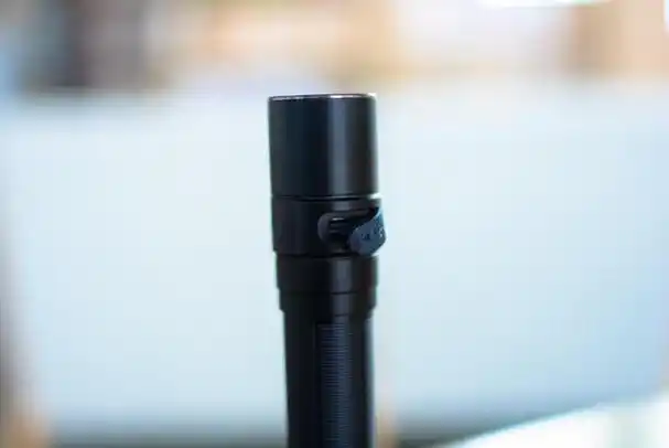 手机的手电筒,亮度非常有限,一些场景之下,仅能用作短距离的照明使用.