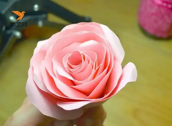 纸玫瑰花简单的手工制作方法图解教程