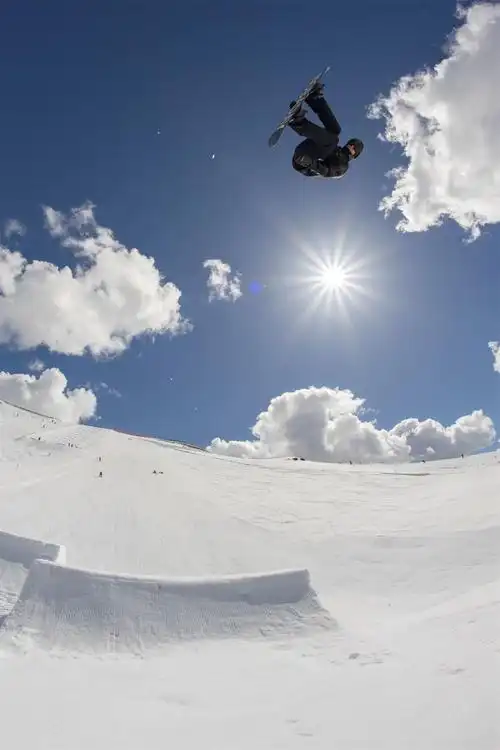 据悉,本次展示的产品仅是li-ning snowboarding单板滑雪系列抢先登场