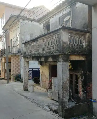 60年代的房子 现在没法住了 已是人去楼空  可当时是最好的房子