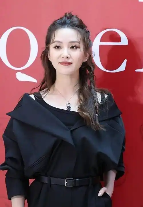 刘诗诗把半丸子头卷发打造出时尚风,全黑look好有"大佬气",真靓_气息