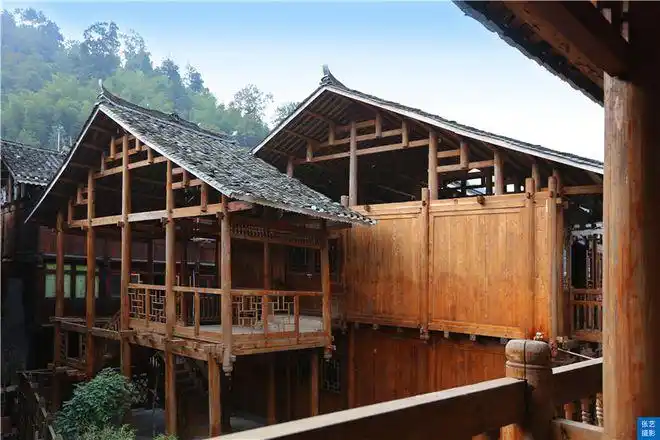 每层房子上面都建有"挑廊",廊上安装栏杆或栏板,栏板上开凿圆形孔洞