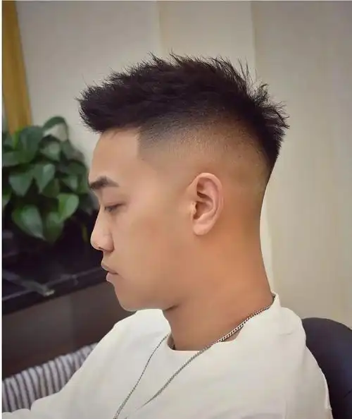 两侧铲短男士发型当中,飞机头算是比较立体的,炫酷有型是很多男士的最