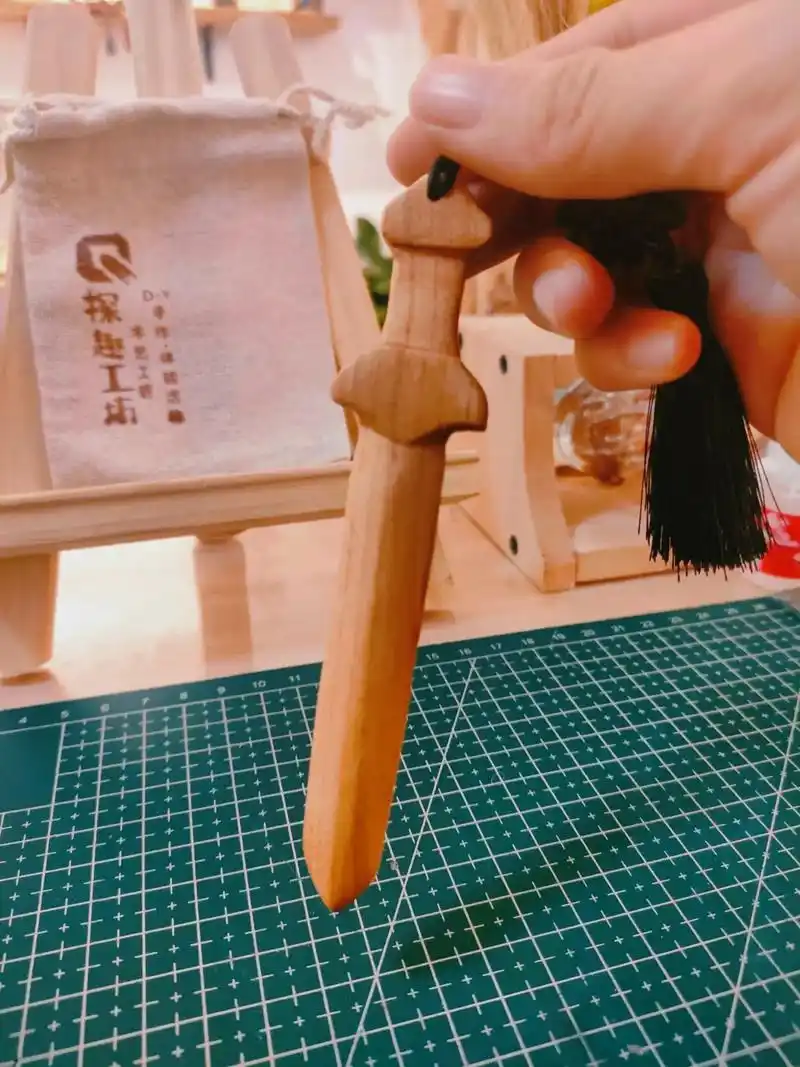 手削迷你桃木剑,执剑走天涯.迷你桃木剑,执剑走天涯#木制工艺 - 抖音