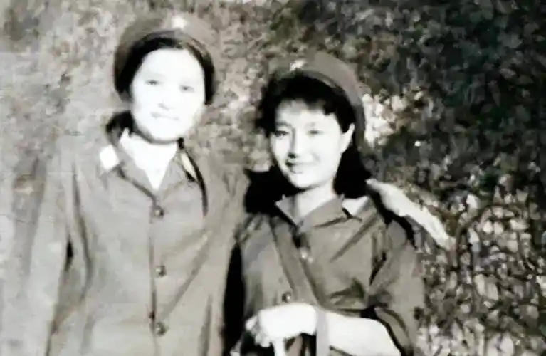 86年老山战场照《死吻》亲吻临终士兵的女战士张茹,后来怎样了
