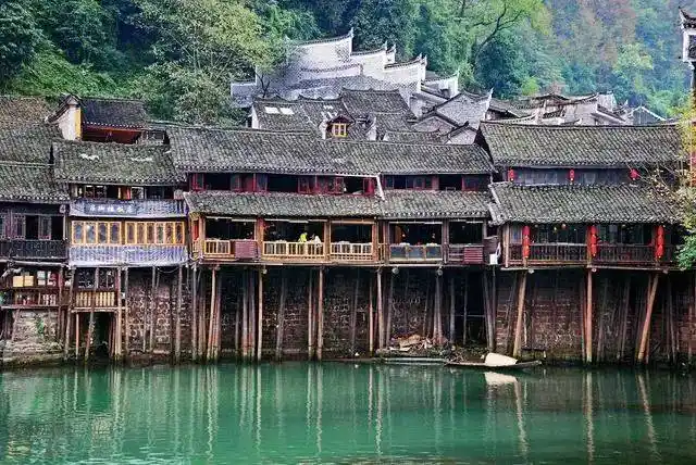 武陵山区土家族吊脚楼:"春常在""子孙旺"