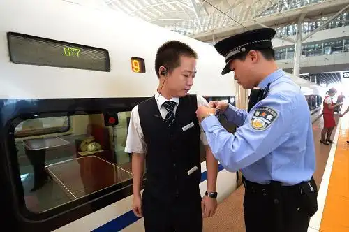 武铁首批列车专职安全员投入节日安保