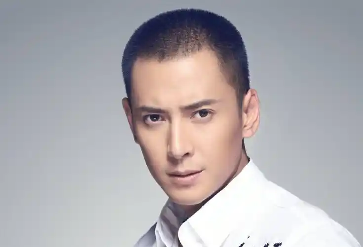 陪人面试自己被录取,放弃国企工作去跑龙套,如今名气直逼袁弘