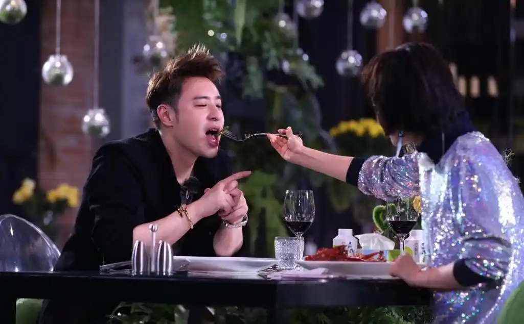 吴昕郑凯恋情实锤大瓜,多次同游被偶遇,已见过父母好事将近