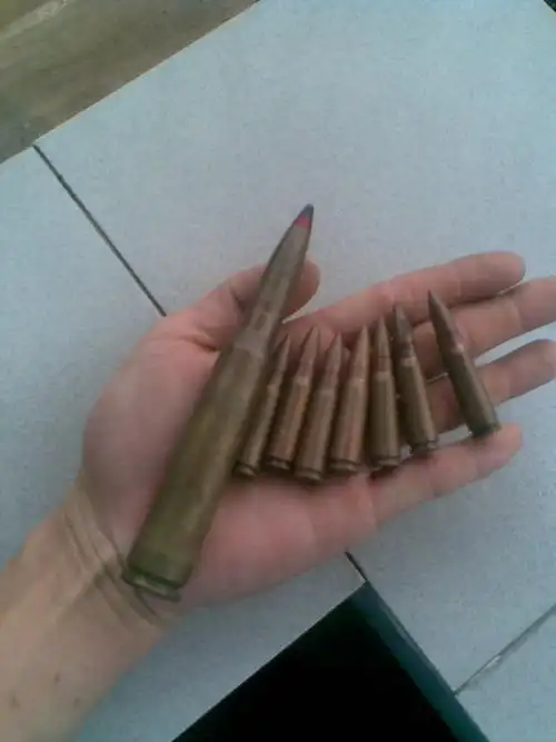 我最近在家里清理房屋是发现了以前留下的冲锋枪子弹7发高射炮子弹1发