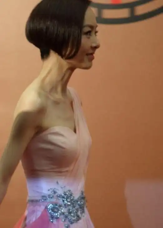 真正的皮包骨头穿短裤的鲁豫亮相机场一双腿瘦成了竹竿